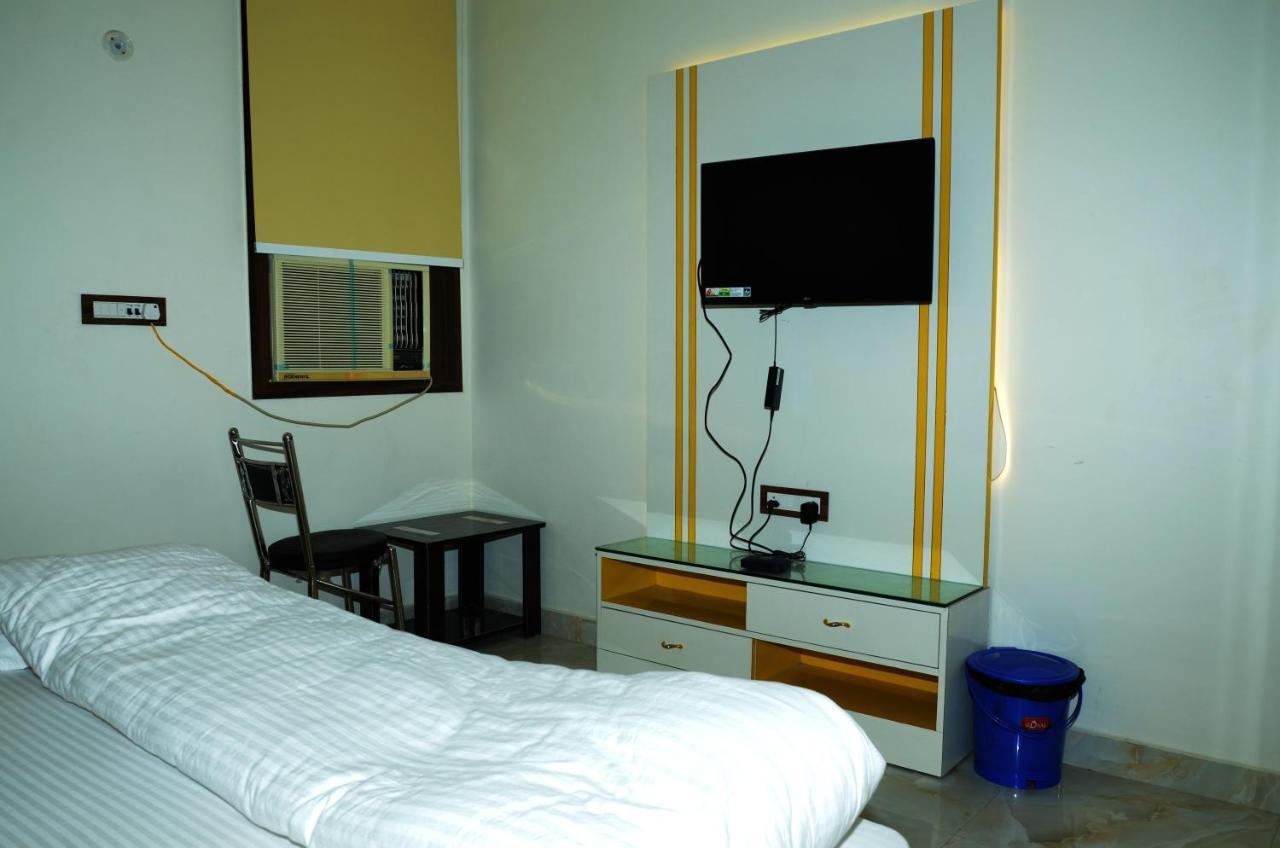 Hotel Paradise Inn Auraiya Esterno foto