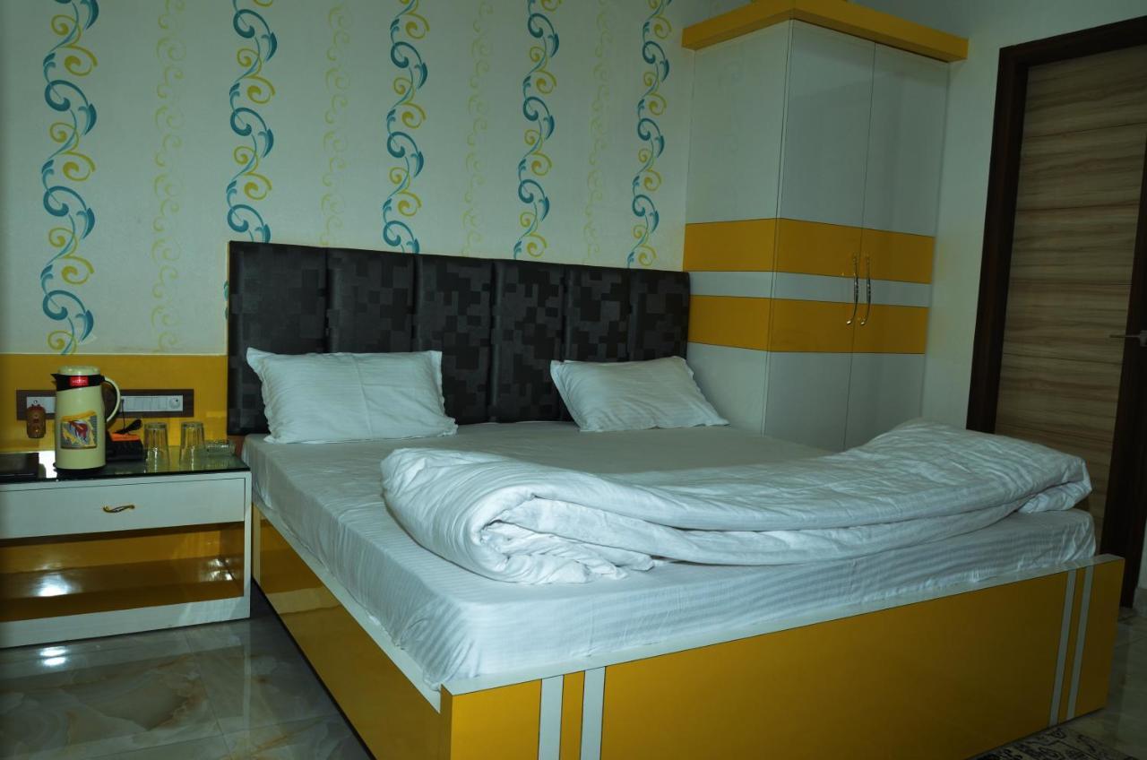 Hotel Paradise Inn Auraiya Esterno foto