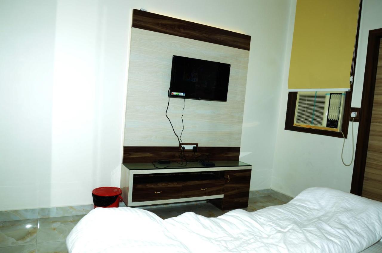 Hotel Paradise Inn Auraiya Esterno foto