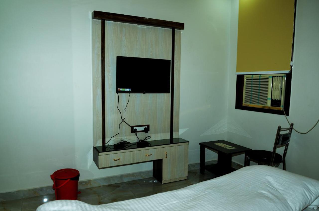 Hotel Paradise Inn Auraiya Esterno foto